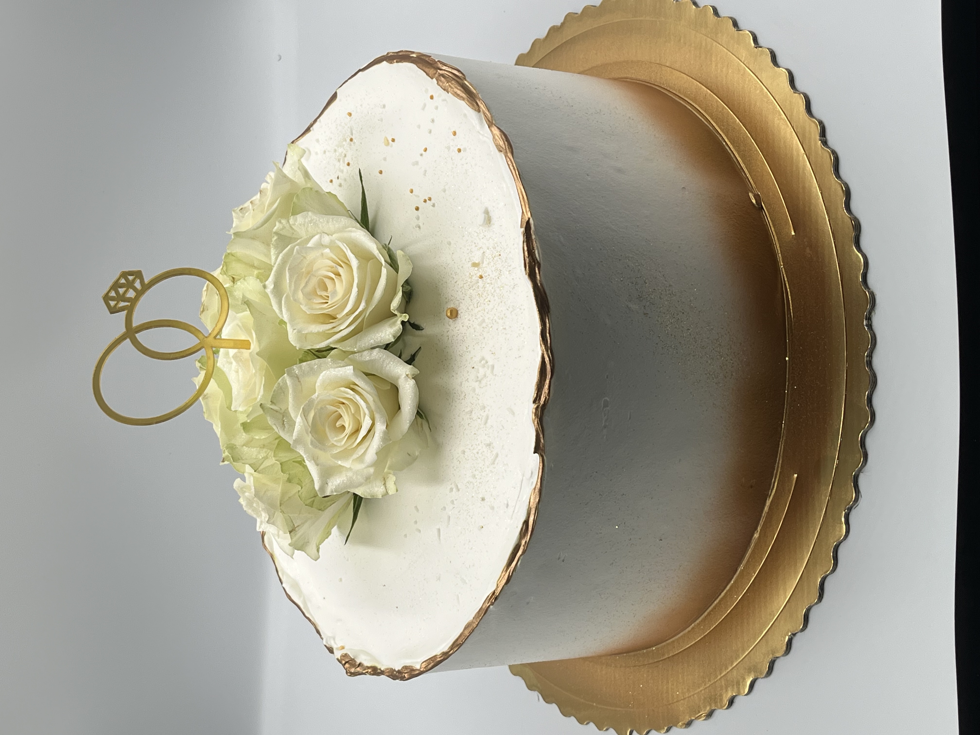 Tort czekoladowy z malinami i bitą śmietaną – Cukiernia KSMAK