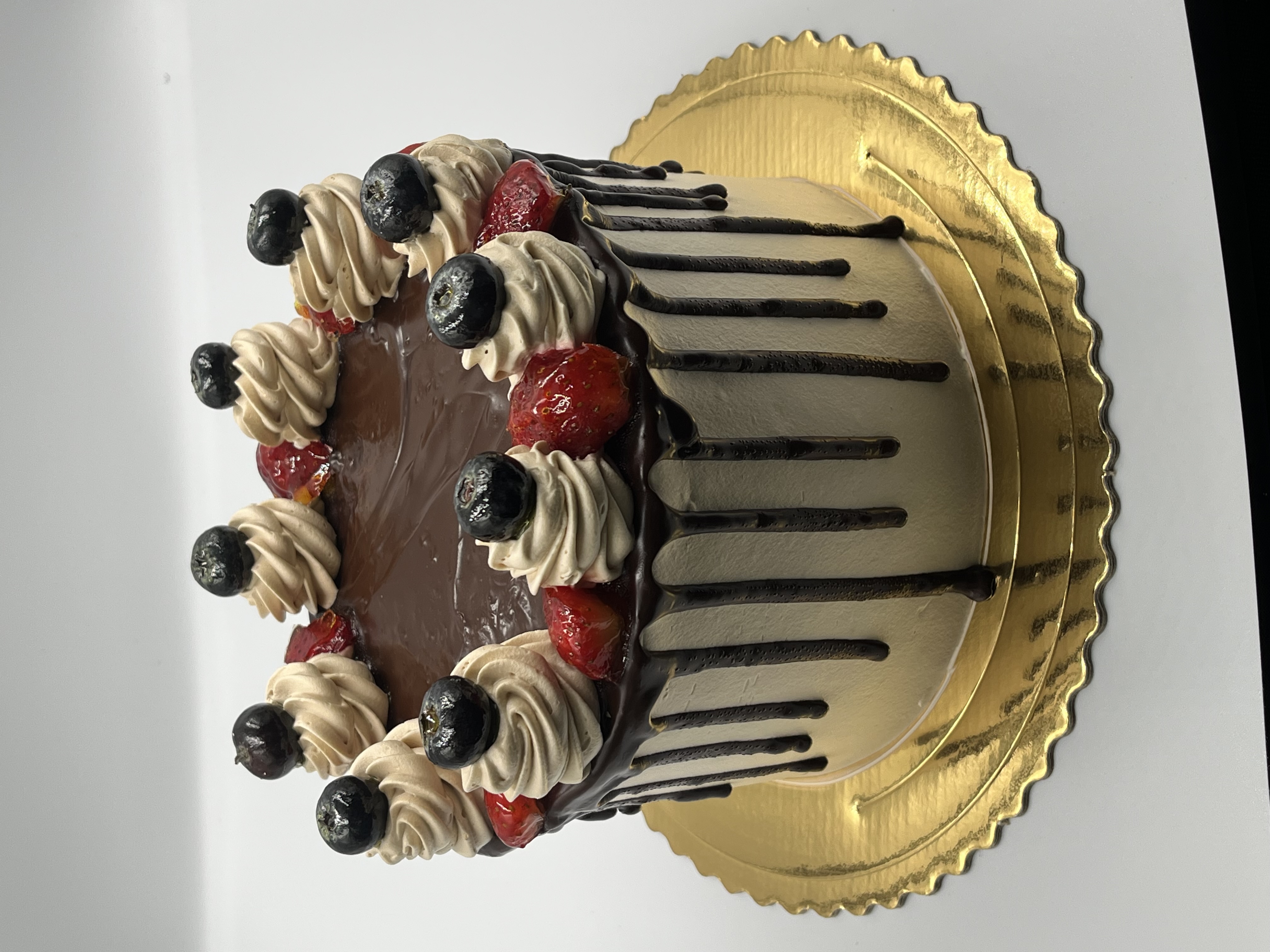 Tort czekoladowy z malinami i bitą śmietaną – Cukiernia KSMAK